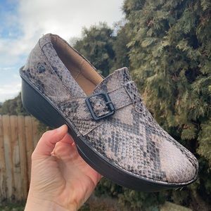 Nurse Mates Gelsey Pewter Snake Reptile Textured Print Slip On Clogs Women’s 9.5